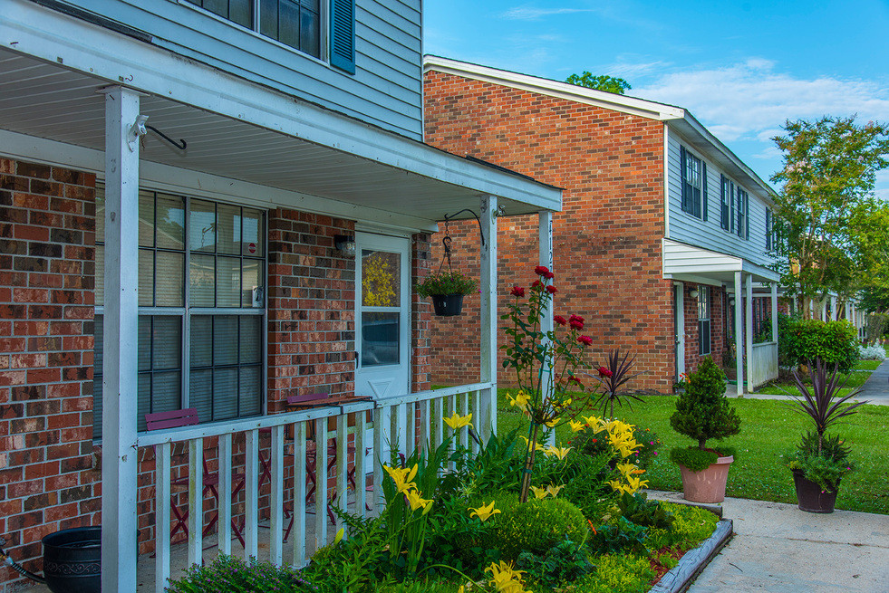 building at KRC Northlake townhomes in North Charleston, SC