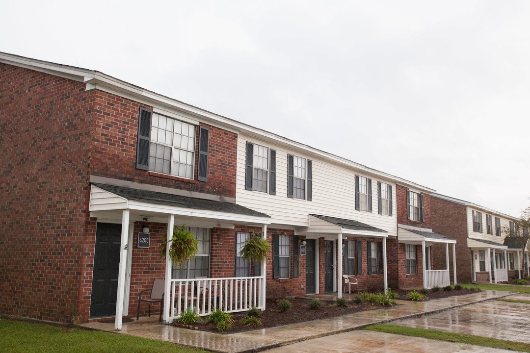 bedroom 
Towne West Manor features spacious two & three bedroom apartment homes
